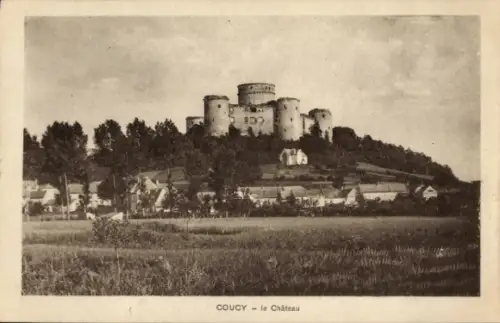 Ak Coucy le Château Aisne, Schloss  Bäume, Wiese, Häuser