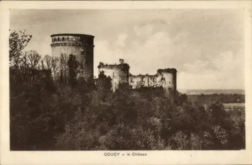 Ak Coucy le Château Aisne, Schlossruine, Bäume, Landschaft, Schwarz-Weiß-Foto