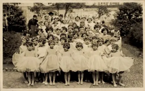 Foto Ak Locarno Kanton Tessin Schweiz, Mädchen in Kleidern, Gruppenbild in einem Garten