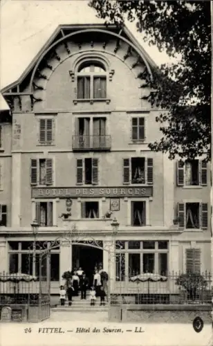Ak Vittel Lothringen Vosges, Hotel des Sources,  Menschen vor dem Eingang, 