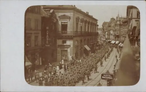 Foto Ak Mülhausen Mulhouse Elsass Haut Rhin, Rue du Sauvage, Soldatenkompanie, Hotel National