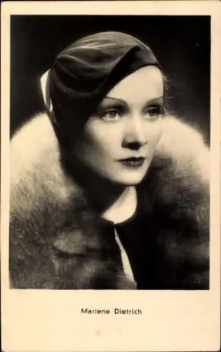 Ak Schauspielerin und Sängerin Marlene Dietrich, Portrait, Mütze, Pelzkragen, Amag Iris 6674