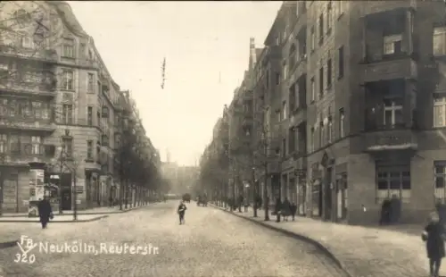 Foto Ak Berlin Neukölln, Reuterstraße, Litfaßsäule