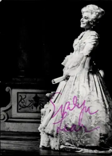 Foto Opernsängerin Evelyn Lear, Opernszene, Autogramm