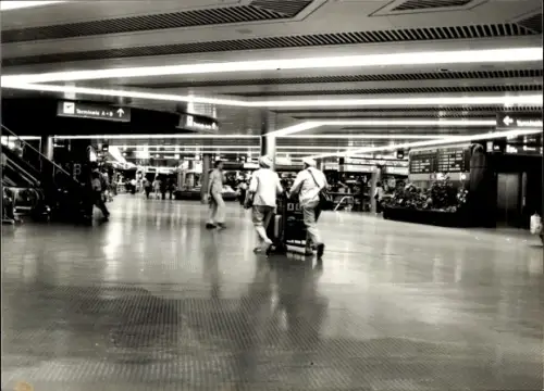 Foto Zürich Stadt Schweiz, Flughafen, Halle, Fluggäste