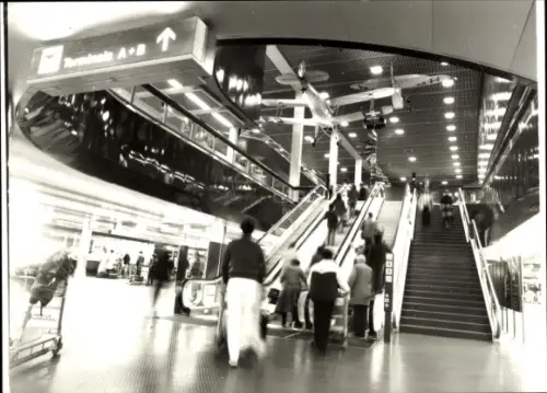 Foto Zürich Stadt Schweiz, Flughafen, Halle, Fluggäste, Rolltreppen