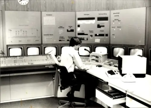 Foto Zürich Stadt Schweiz, Flughafen, Angestellte, Bildschirme