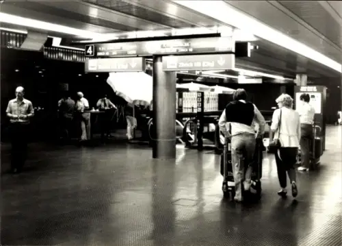 Foto Zürich Stadt Schweiz, Flughafen, Halle, Fluggäste