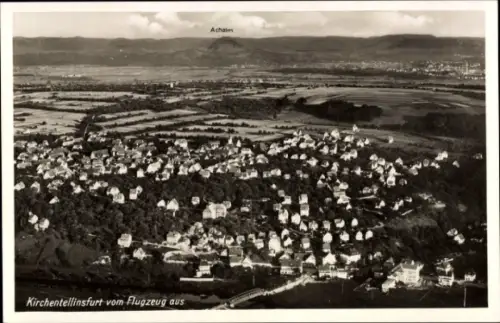 Ak Kirchentellinsfurt in Baden Württemberg, Luftaufnahme von  Achalm im Hintergrund, viele Häuser