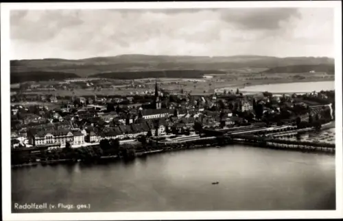 Ak Radolfzell am Bodensee, Luftaufnahme von  Stadtansicht, Bodensee im Hintergrund