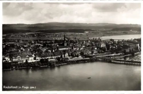 Ak Radolfzell am Bodensee, Luftaufnahme von  See, Landschaft,  