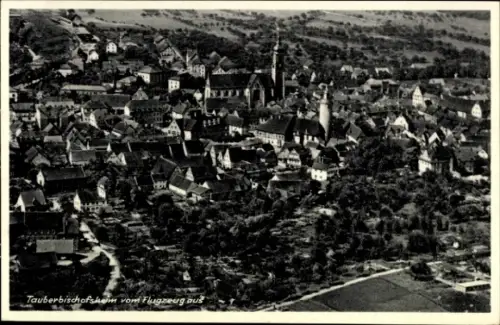 Ak Tauberbischofsheim in Baden, Luftaufnahme von  Stadtansicht, Häuser, Kirche