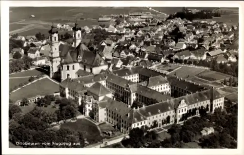 Ak Ottobeuren in Oberschwaben Allgäu, Luftaufnahme von  Kloster, Stadtansicht, Schwarz-Weiß