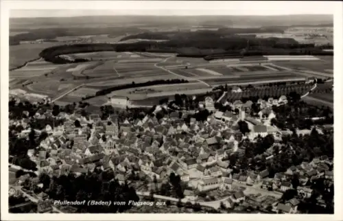 Ak Pfullendorf in Baden, Luftaufnahme von Pfullendorf, Baden, Häuser, Felder, Landschaft