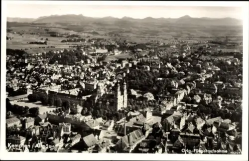 Ak Kempten im Allgäu Schwaben, Luftaufnahme von  Stadtansicht, Berge im Hintergrund