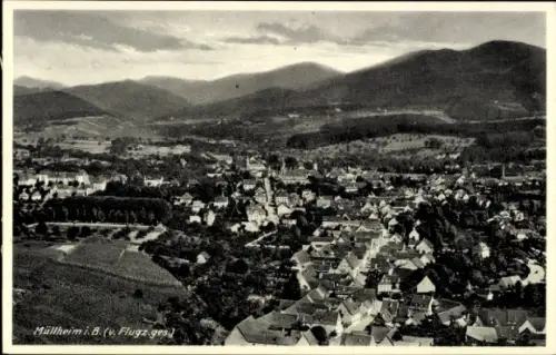 Ak Müllheim in Baden Markgräflerland, Luftaufnahme von  Berge im Hintergrund, viele Häuser, Weinb