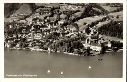 Ak Tegernsee in Oberbayern, Luftaufnahme vom  kleine Boote, grüne Hügel, Häuser