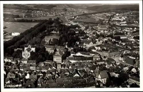 Ak Zweibrücken in der Pfalz, Luftaufnahme von  Stadtansicht, Landschaft,  Gebäude