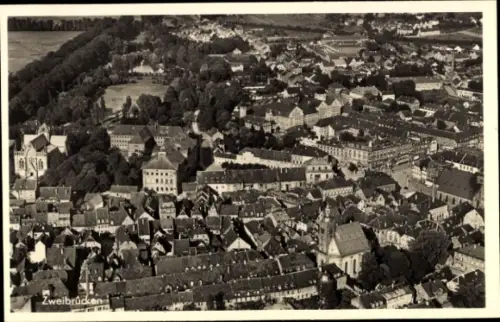 Ak Zweibrücken in der Pfalz, Luftaufnahme von  Stadtansicht,  Gebäude