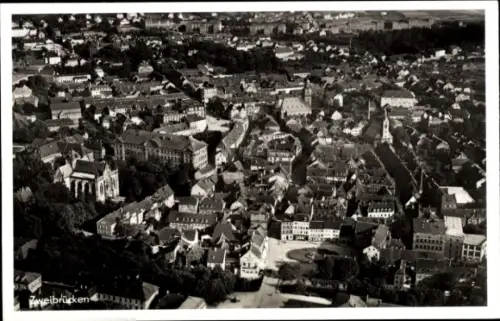Ak Zweibrücken in der Pfalz, Luftaufnahme von  Stadtansicht, viele Dächer, Bäume