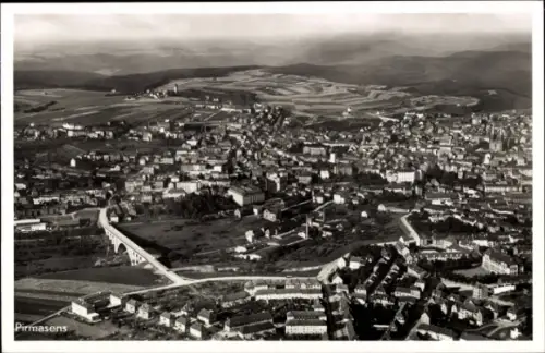 Ak Pirmasens am Pfälzerwald, Luftaufnahme von  Stadtansicht, Landschaft, Brücke