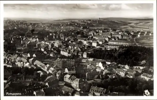 Ak Pirmasens am Pfälzerwald, Luftaufnahme von  Stadtansicht, viele Dächer, Landschaft im Hintergr