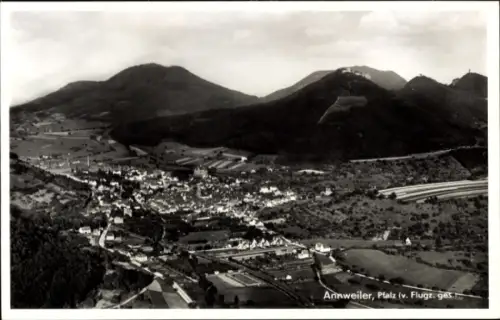 Ak Annweiler am Trifels Pfalz, Luftaufnahme von  Pfalz, Berge im Hintergrund, Schwarz-Weiß-Fotogr