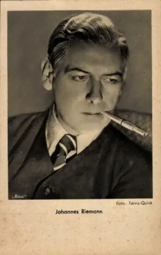 Ak Schauspieler Johannes Riemann, Portrait mit Zigarette, Autogramm