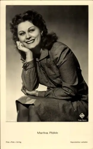 Ak Schauspielerin und Sängerin Marika Rökk, Film Foto Verlag A 3620 1, Portrait