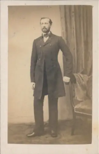 Foto Standporträt eines Mannes, Anzug