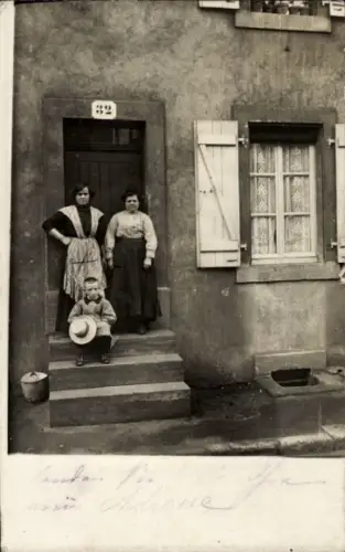 Foto Ak Kneitlingen am Elm Niedersachsen, Frauen und Kind vor einem Haus, Hausnr. 32
