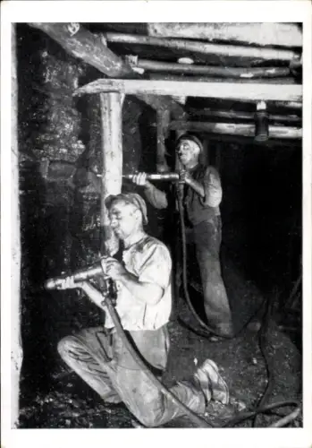 Ak Steinkohlenbergwerk, Kumpels bei der Arbeit
