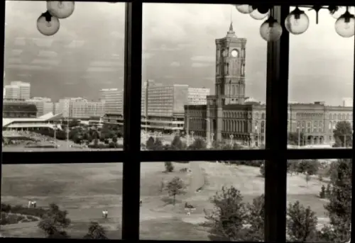 Ak Berlin MItte, Blick aus dem Palast der Republik zur Rathausstraße, Rathaus
