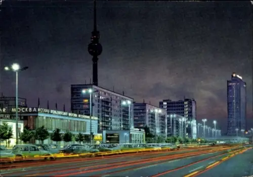 Ak Berlin Mitte, Karl Marx Allee bei Nacht, Fernsehturm