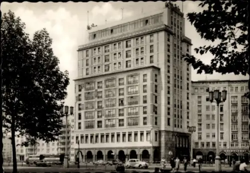 Ak Berlin Mitte, Ansicht vom Haus Berlin, Passanten