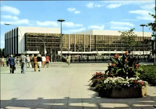 Ak Berlin Mitte, Palast der Republik von der Spreeseite, Platz, Passanten