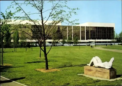 Ak Berlin,  Palast der Republik, Wiese, liegende Statue