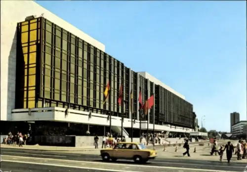 Ak Berlin Mitte, Hauptstadt der DDR, Palast der Republik, Passanten, Auto