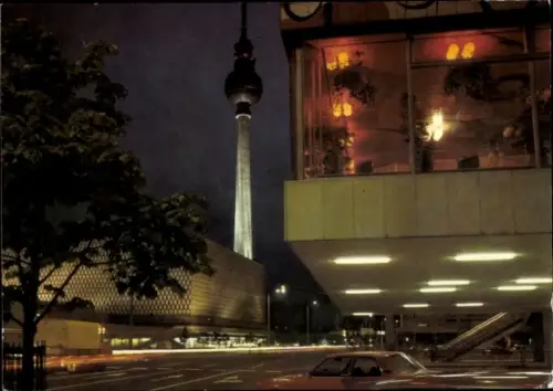 Ak Berlin Mitte, Karl Liebknecht Straße mit Kaufhaus und Fernsehturm, Nachtbeleuchtung