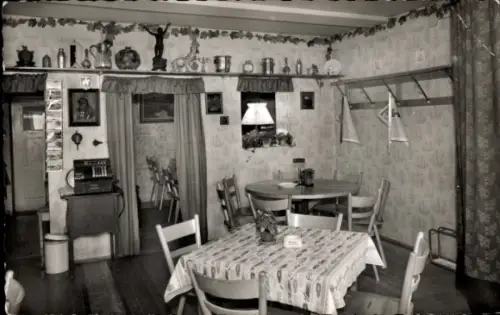 Ak Friedrichshafen am Bodensee, Küche, Tisch mit Tischdecke, Stühle, Wanddekoration, alte Geräte