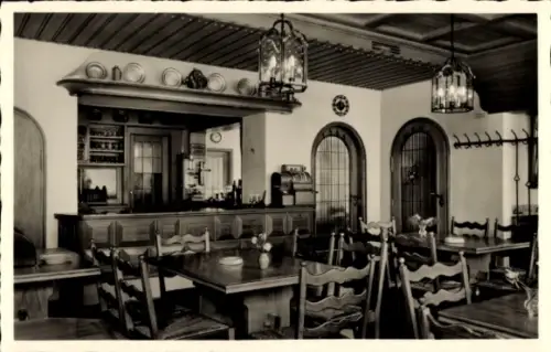 Ak Friedrichshafen am Bodensee, Innenansicht einer Weinstube, Tische, Stühle, Bar, Dekoration