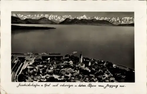 Ak Friedrichshafen am Bodensee,  Bodensee, Alpen im Hintergrund, Luftaufnahme