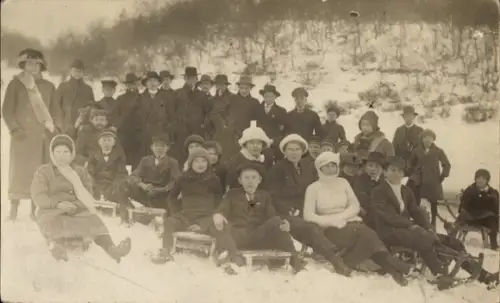 Foto Ak Letmathe Iserlohn im Märkischen Kreis, Wintersport, Schlitten, Gruppenbild
