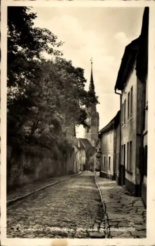 Ak Sangerhausen am Harz, Straße mit Kopfsteinpflaster, Ullrichskirche im Hintergrund, alte Häuser