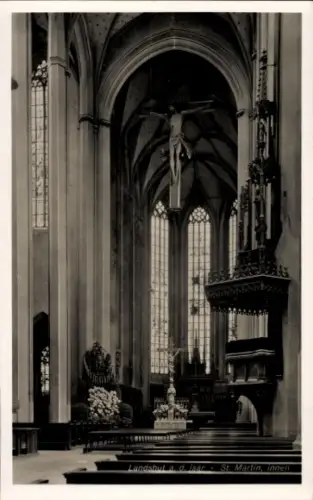Ak Landshut in Niederbayern, St. Martin, Innenansicht, hohe Fenster, Kreuzigung, Kirchenbänke