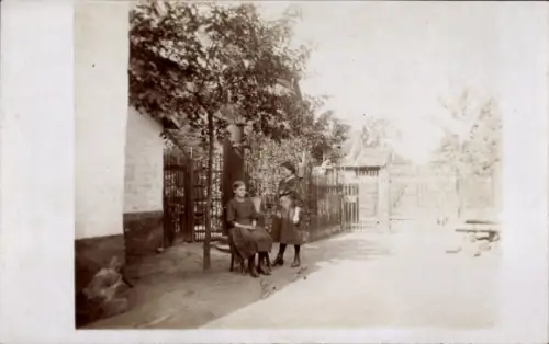 Foto Ak Böhl Iggelheim in der Pfalz, zwei junge Frauen in einem Garten