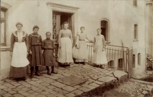 Foto Ak Korb Unnau im Westerwald, Frauen und Kinder vor einem Haus