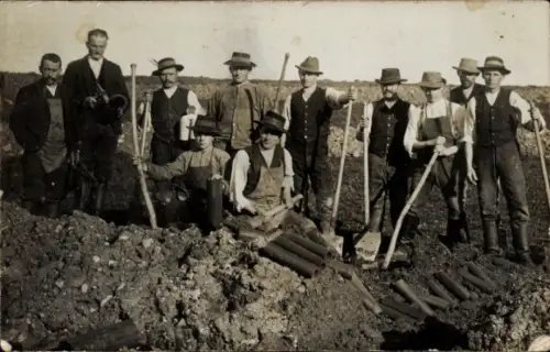 Foto Ak Neu Ulm in Schwaben, Bauarbeiter, Männer mit Spaten verlegen Rohre
