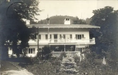 Foto Ak Tegernsee in Oberbayern, Wohnhaus vom Garten gesehen