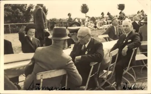 Foto Ak Wiesbaden in Hessen, Gäste im Garten einer Gastwirtschaft, Militärorchester